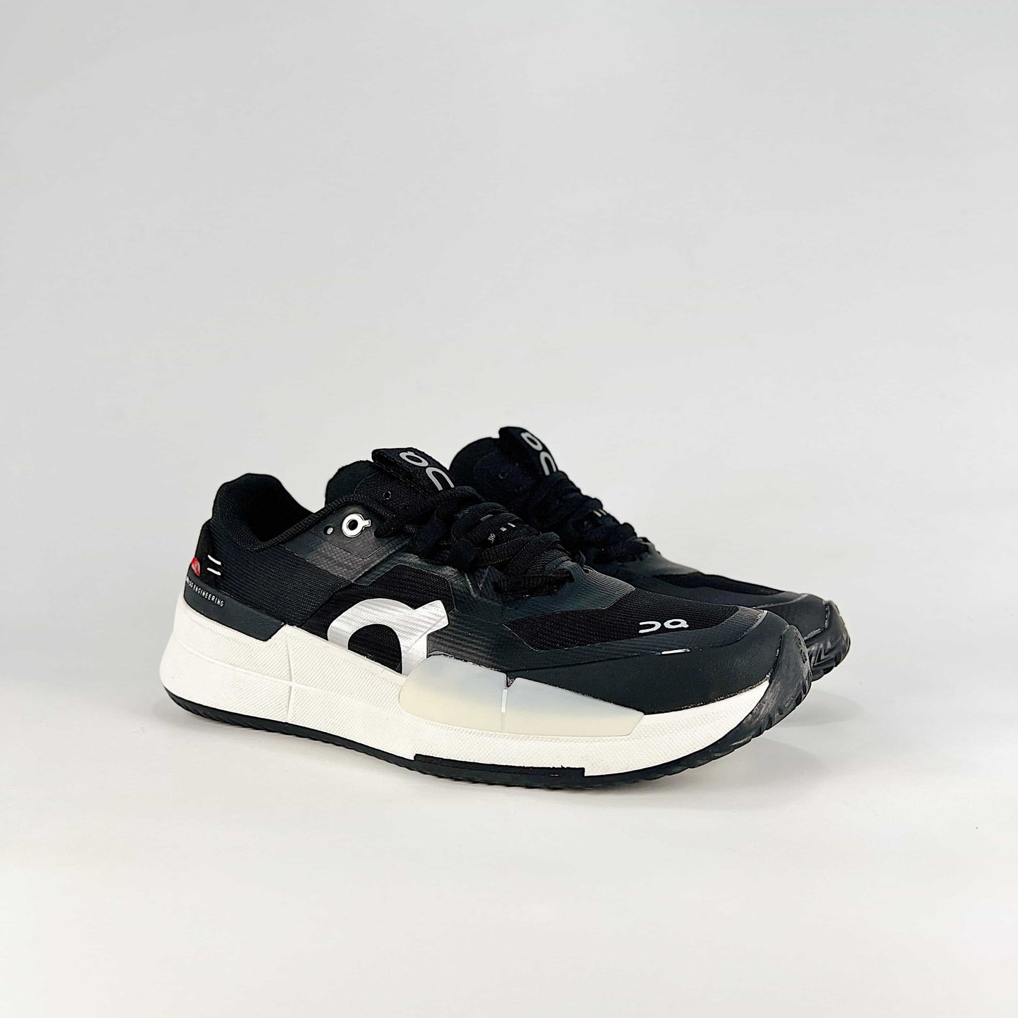 On The Roger Pro 2 – Black & White Unisex Breathable Anti-Slip Shock-Absorbing Tennis Shoes
