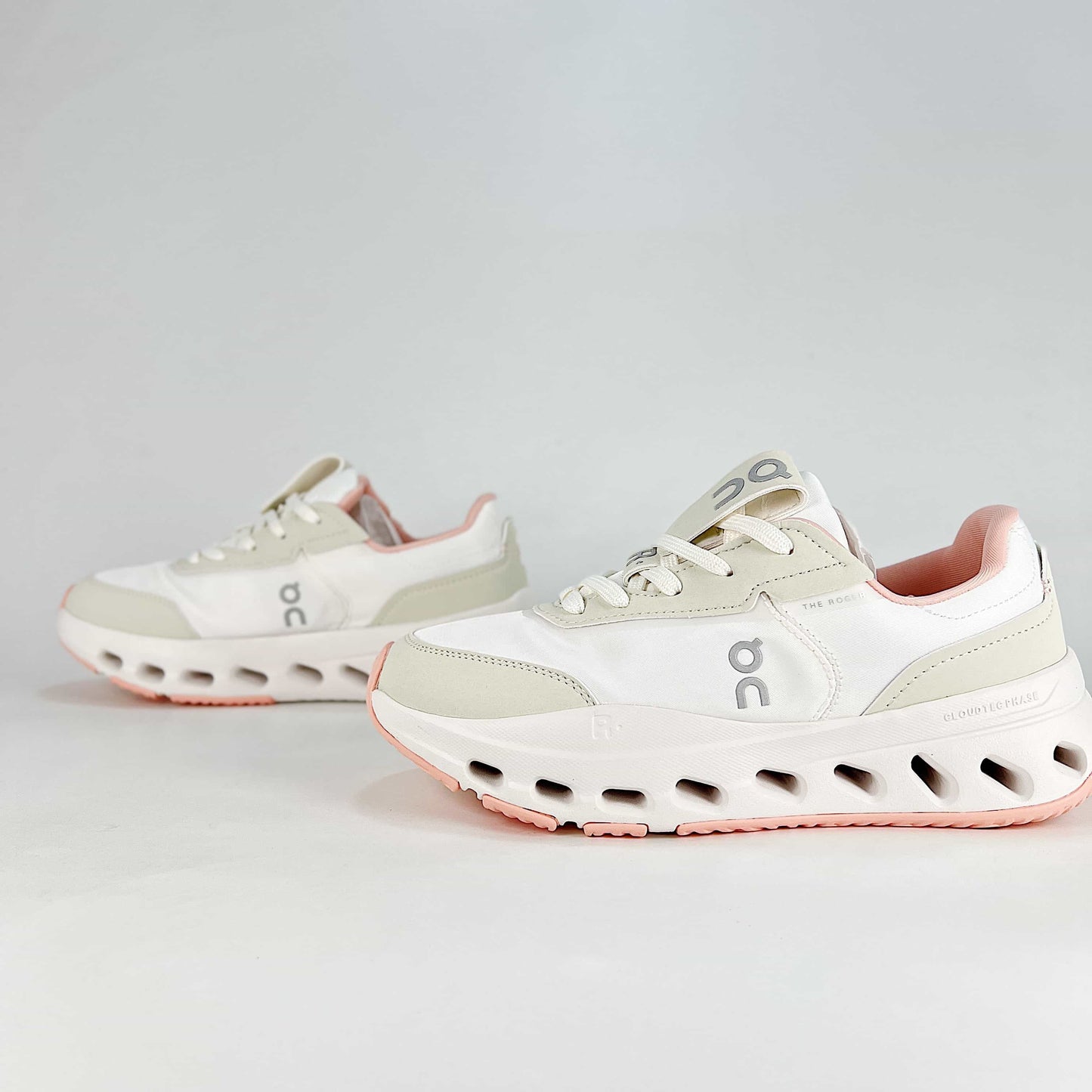 On The Roger Wildcard – White & Cream Unisex Premium Retro Tennis Comfortable Versatile Lifestyle Sneakers