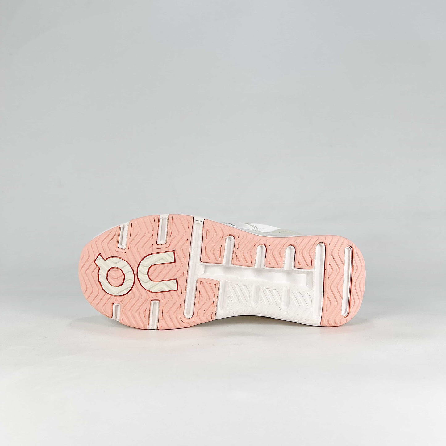 On The Roger Wildcard – White & Cream Unisex Premium Retro Tennis Comfortable Versatile Lifestyle Sneakers