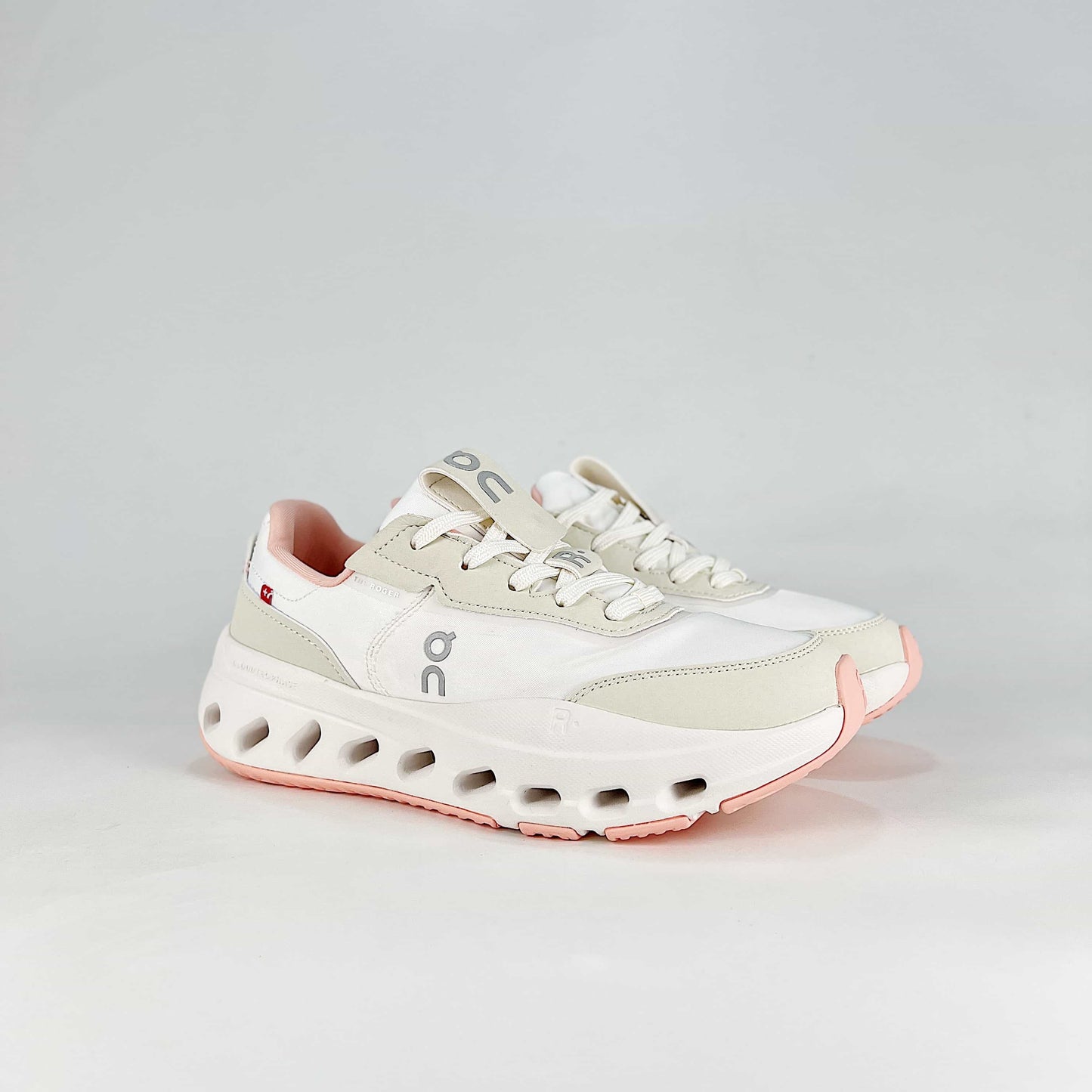 On The Roger Wildcard – White & Cream Unisex Premium Retro Tennis Comfortable Versatile Lifestyle Sneakers