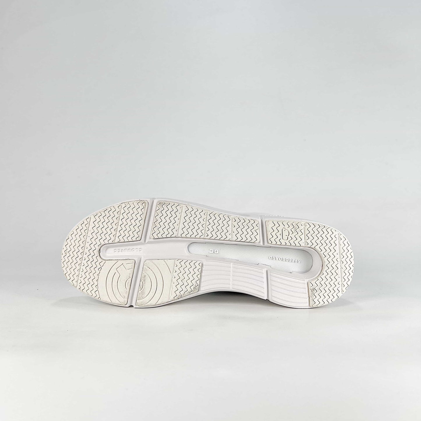 On The Roger Advantage – Triple White Unisex Premium Leather Retro Tennis Lifestyle Sneakers