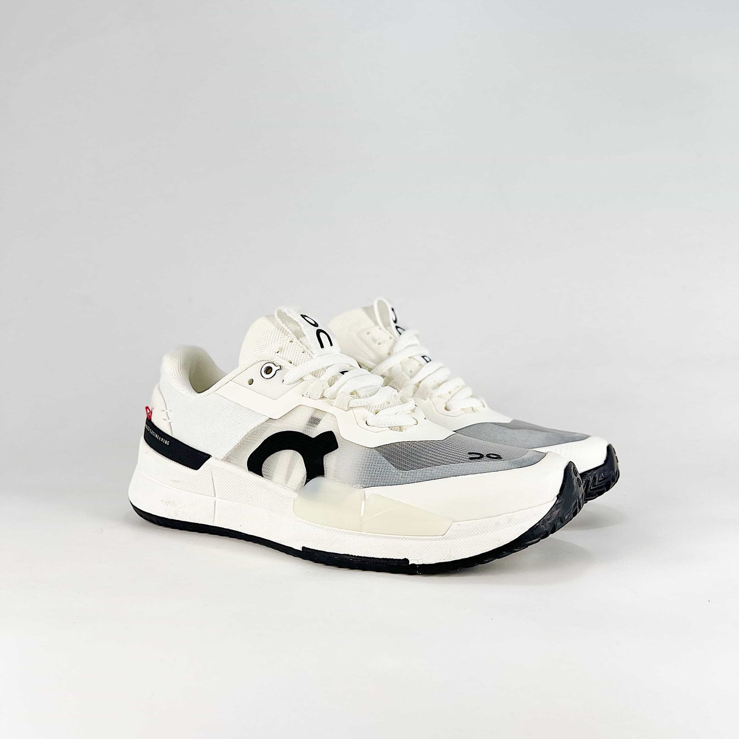 On The Roger Pro 2 – Black & White Unisex Breathable Anti-Slip Shock-Absorbing Tennis Shoes