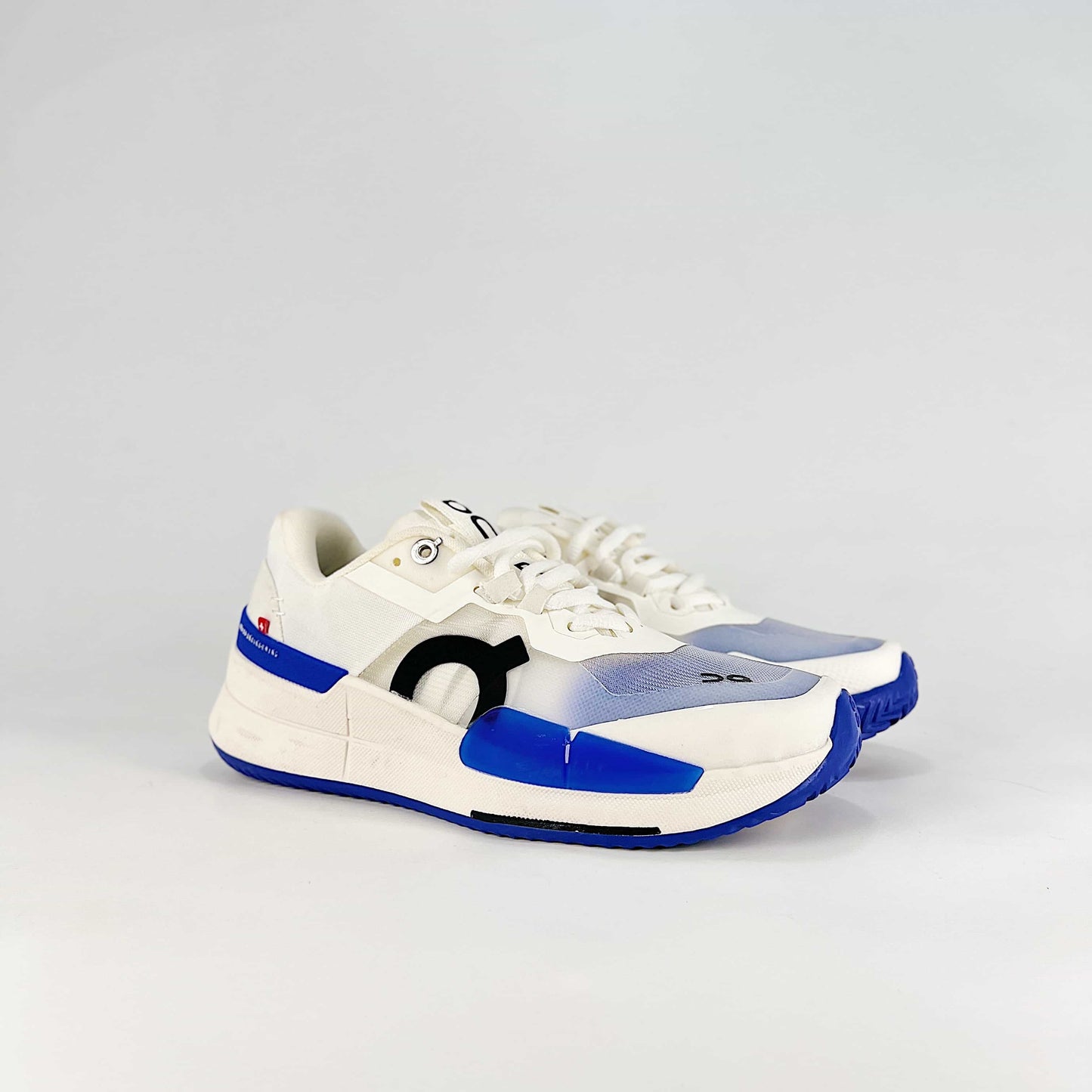 On The Roger Pro 2 – Black & White Unisex Breathable Anti-Slip Shock-Absorbing Tennis Shoes