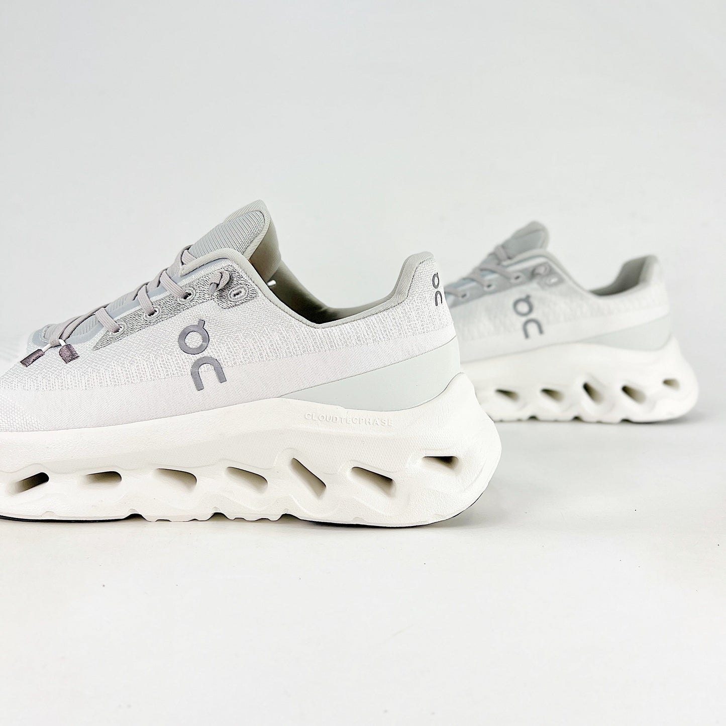 On Running Cloudeclipse – Grey & White Unisex High-Performance Road Running Shoes