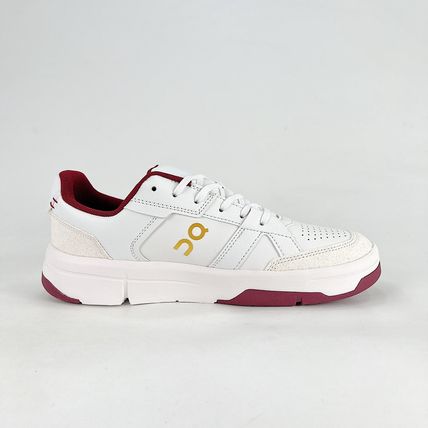 On The Roger Advantage – Triple White Unisex Premium Leather Retro Tennis Lifestyle Sneakers