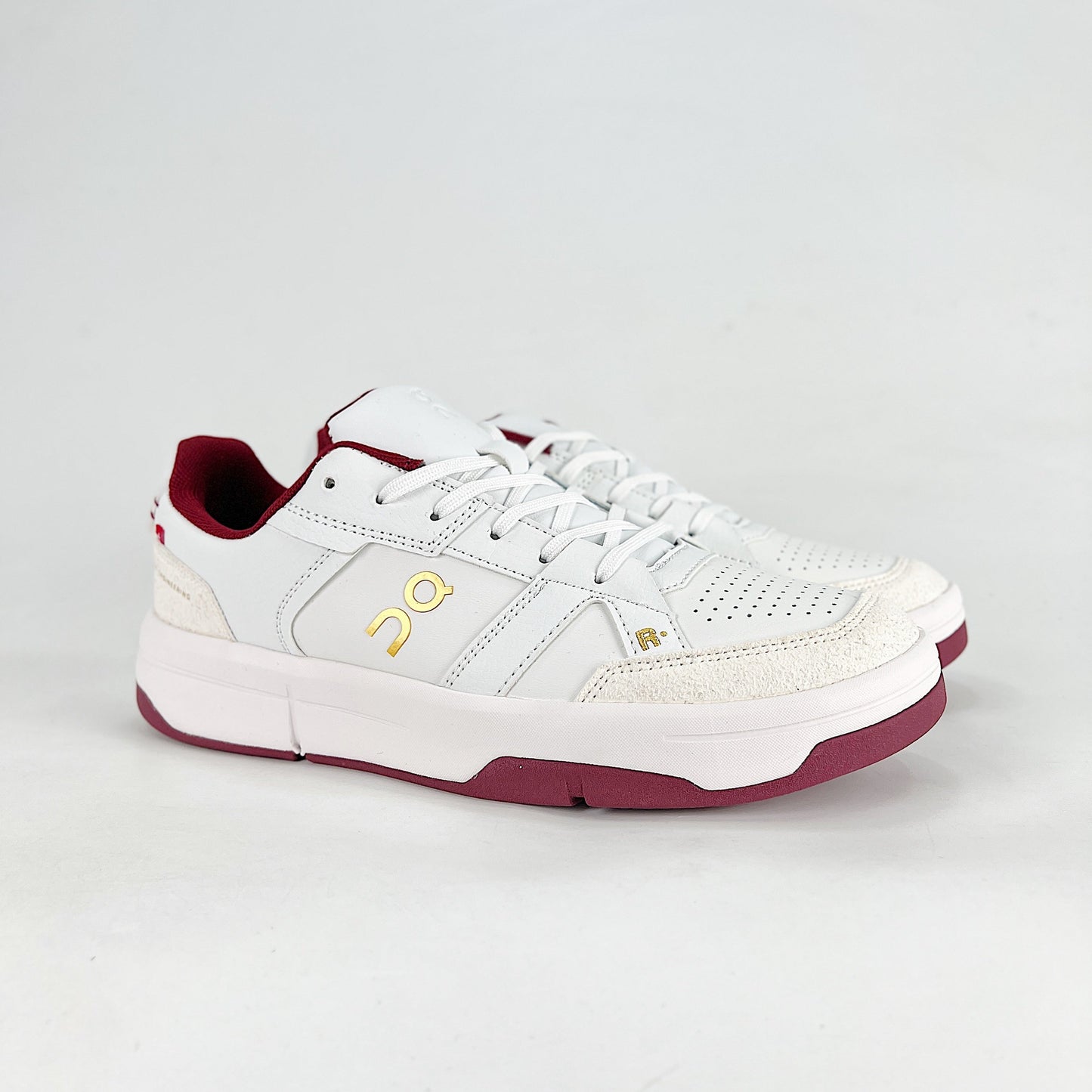 On The Roger Advantage – Triple White Unisex Premium Leather Retro Tennis Lifestyle Sneakers