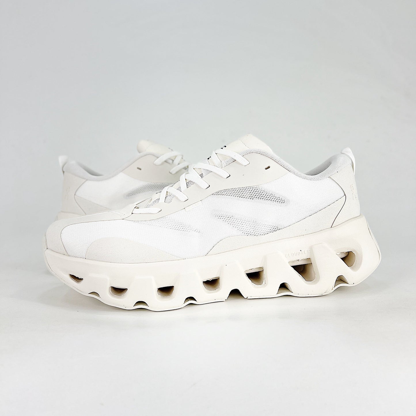 On x Kith Cloudswift – Triple White Unisex Premium Collaboration Lifestyle Sneakers
